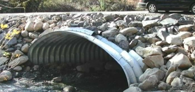 Corrugated metal culverts roll forming device